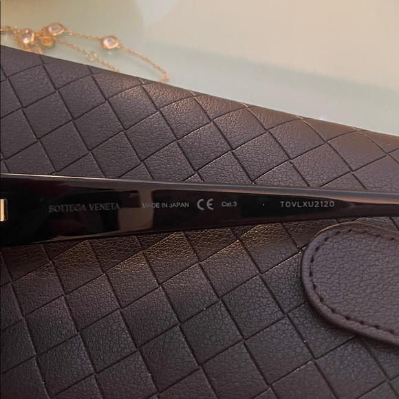 Bottega Veneta Geometric Square In Black - Picture 8 of 8